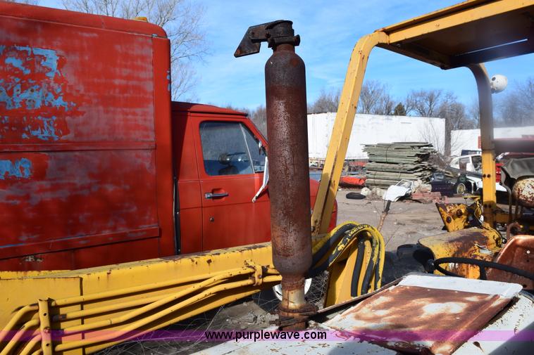 image for item E6138 1975 International I2412-B Series B backhoe