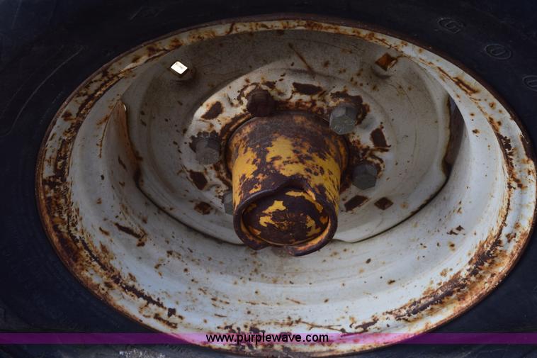 image for item E6138 1975 International I2412-B Series B backhoe