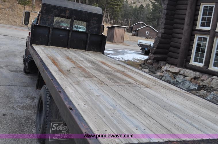 image for item F2185 1984 International S1700 flatbed truck