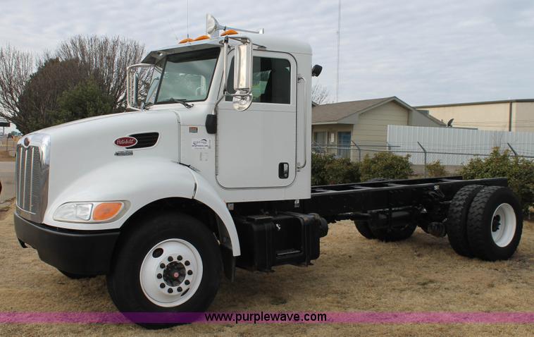 image for item H1639 2008 Peterbilt 335 truck cab and chassis