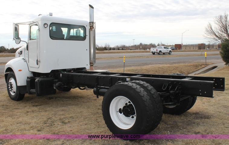 image for item H1639 2008 Peterbilt 335 truck cab and chassis