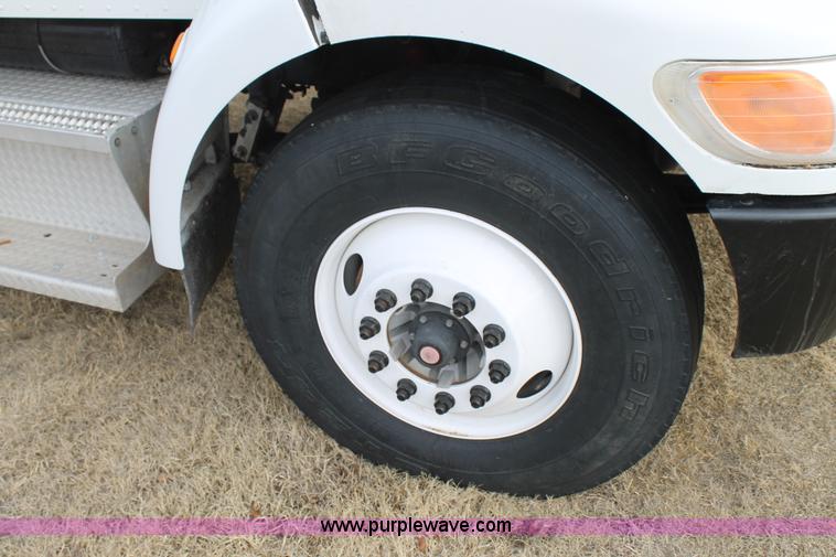 image for item H1639 2008 Peterbilt 335 truck cab and chassis