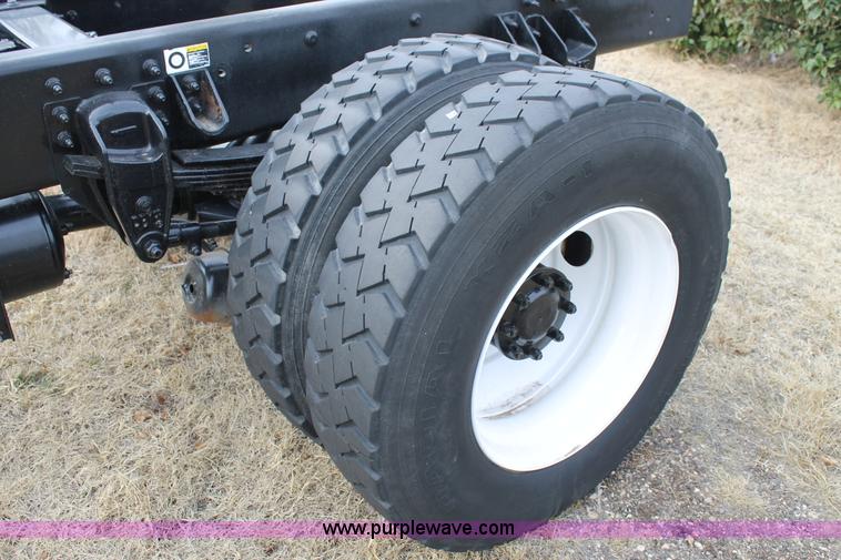 image for item H1639 2008 Peterbilt 335 truck cab and chassis