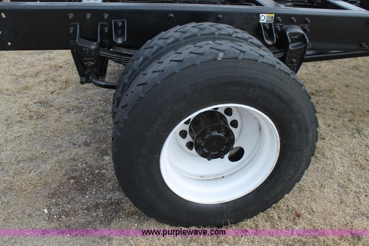 image for item H1639 2008 Peterbilt 335 truck cab and chassis