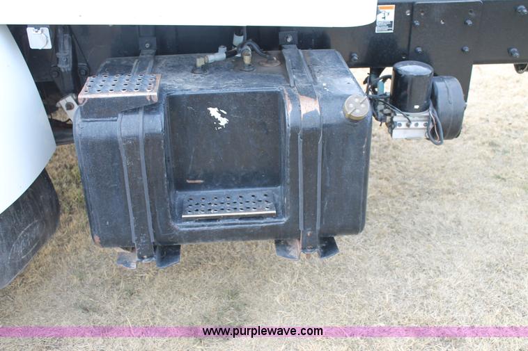 image for item H1639 2008 Peterbilt 335 truck cab and chassis