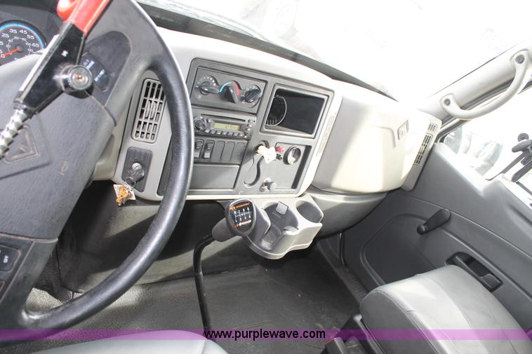 image for item H1653 2010 International DuraStar 4300 box truck