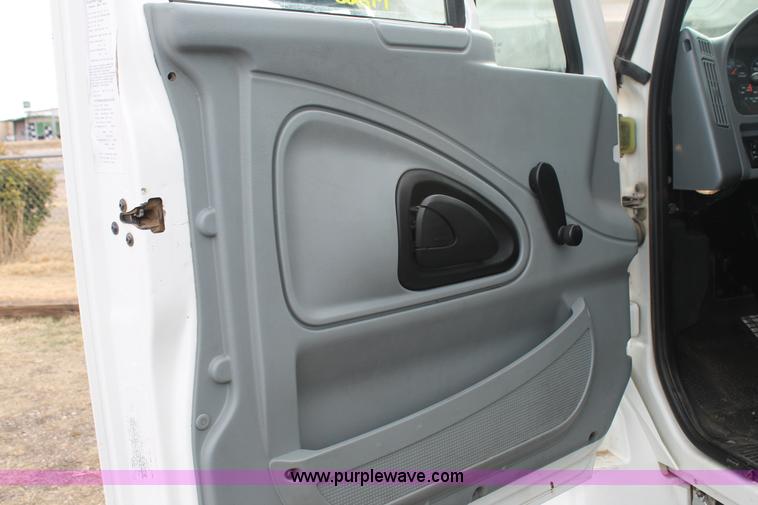 image for item H1654 2006 International DuraStar 4300 box truck