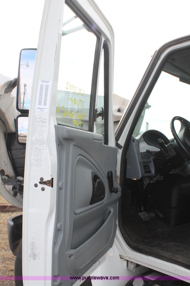 image for item H1654 2006 International DuraStar 4300 box truck