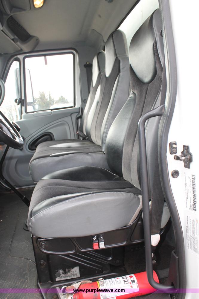 image for item H1654 2006 International DuraStar 4300 box truck