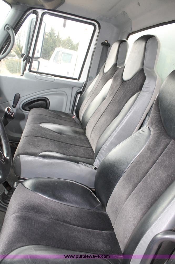 image for item H1654 2006 International DuraStar 4300 box truck