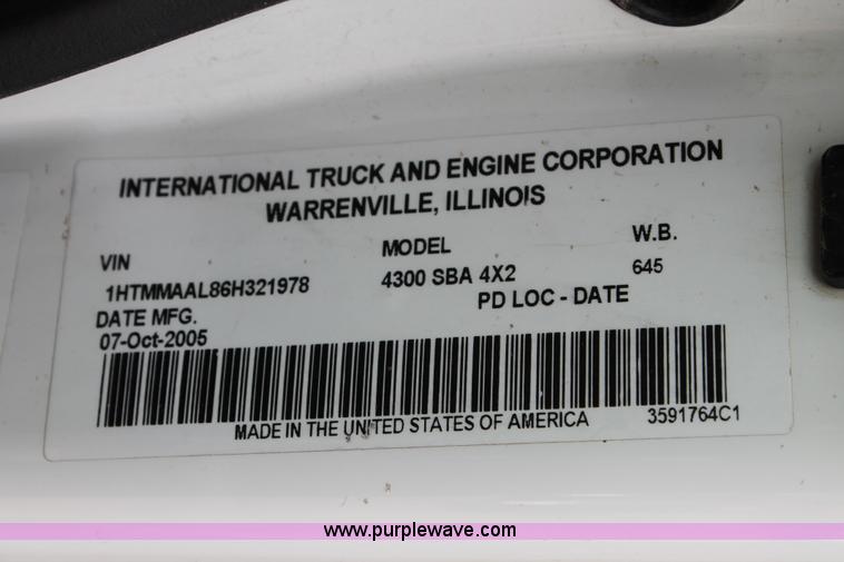 image for item H1654 2006 International DuraStar 4300 box truck