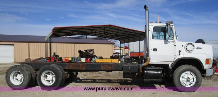 image for item H3433 1995 Ford L9000 truck cab and chassis