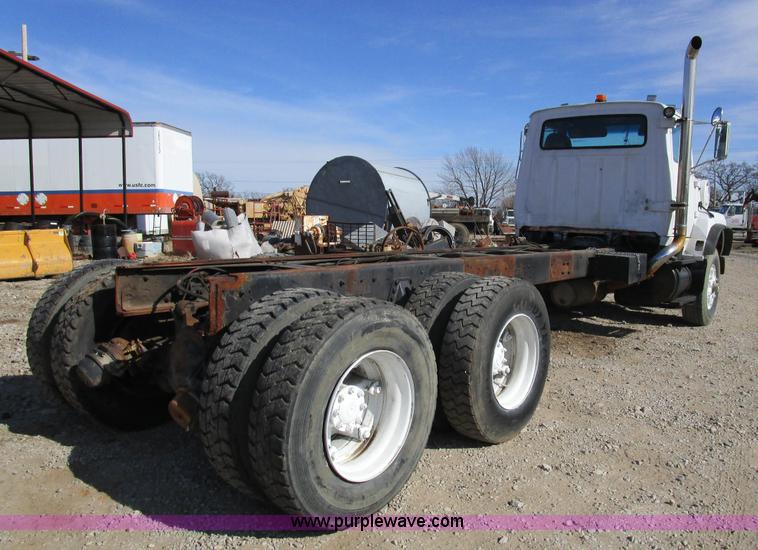 image for item H3433 1995 Ford L9000 truck cab and chassis