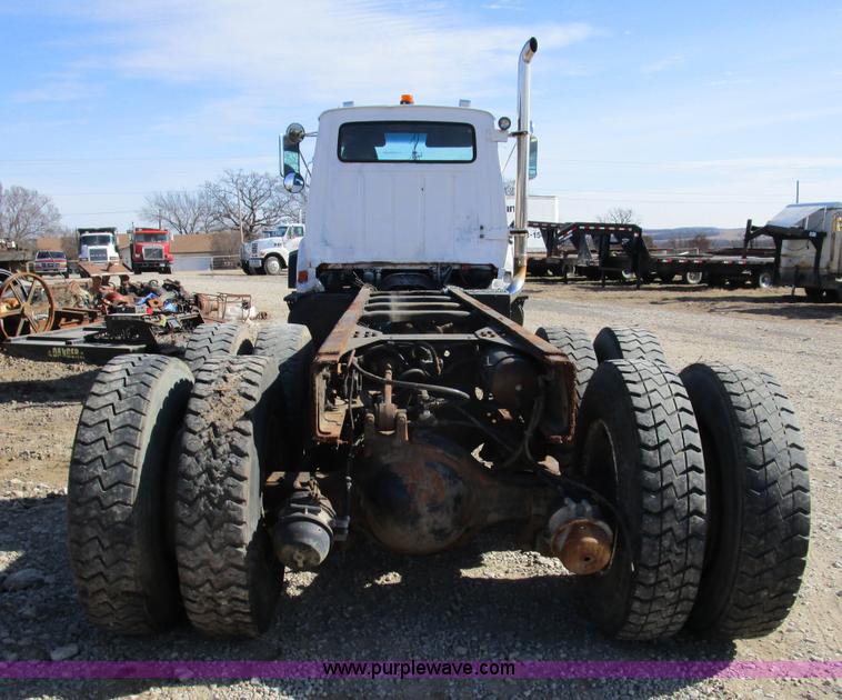 image for item H3433 1995 Ford L9000 truck cab and chassis