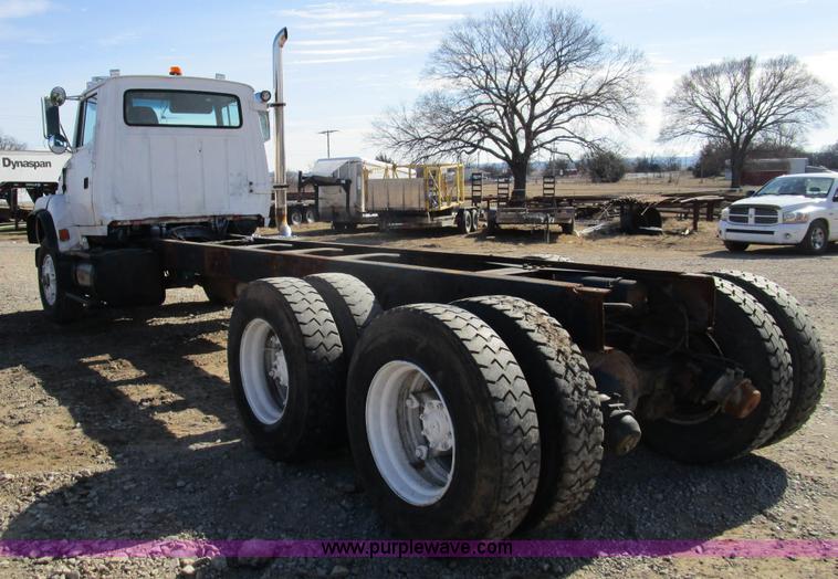 image for item H3433 1995 Ford L9000 truck cab and chassis