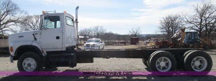 image for item H3433 1995 Ford L9000 truck cab and chassis