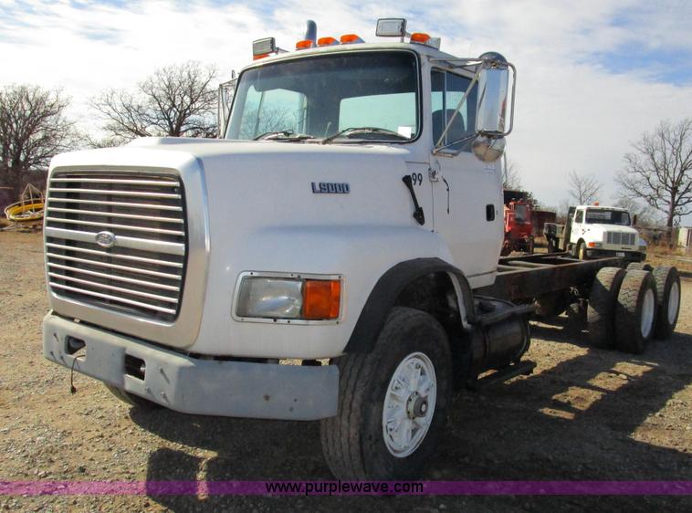 image for item H3433 1995 Ford L9000 truck cab and chassis