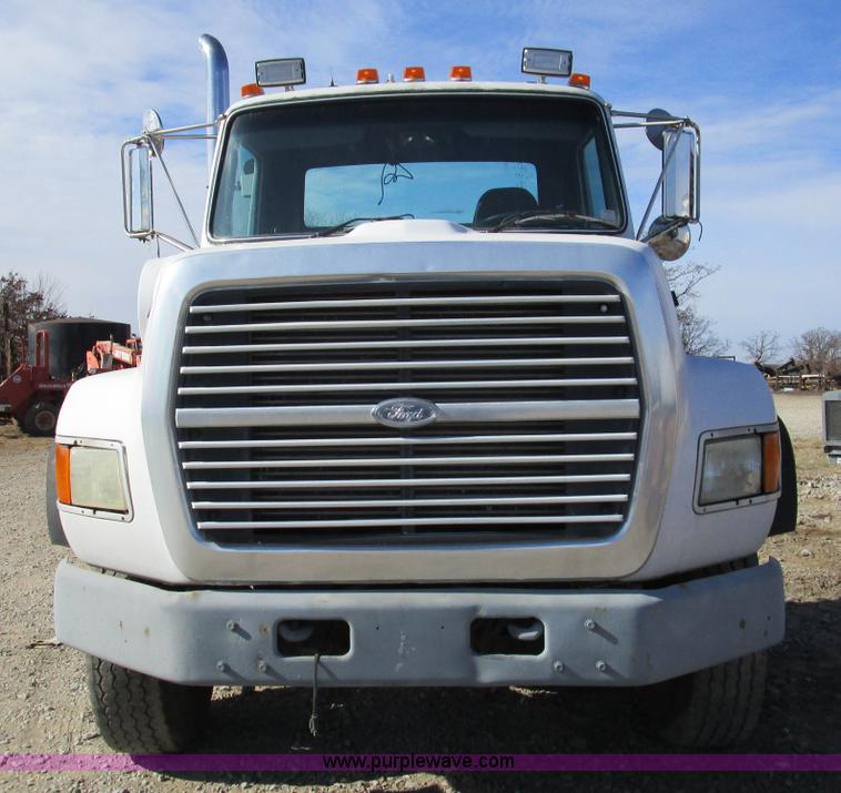 image for item H3433 1995 Ford L9000 truck cab and chassis
