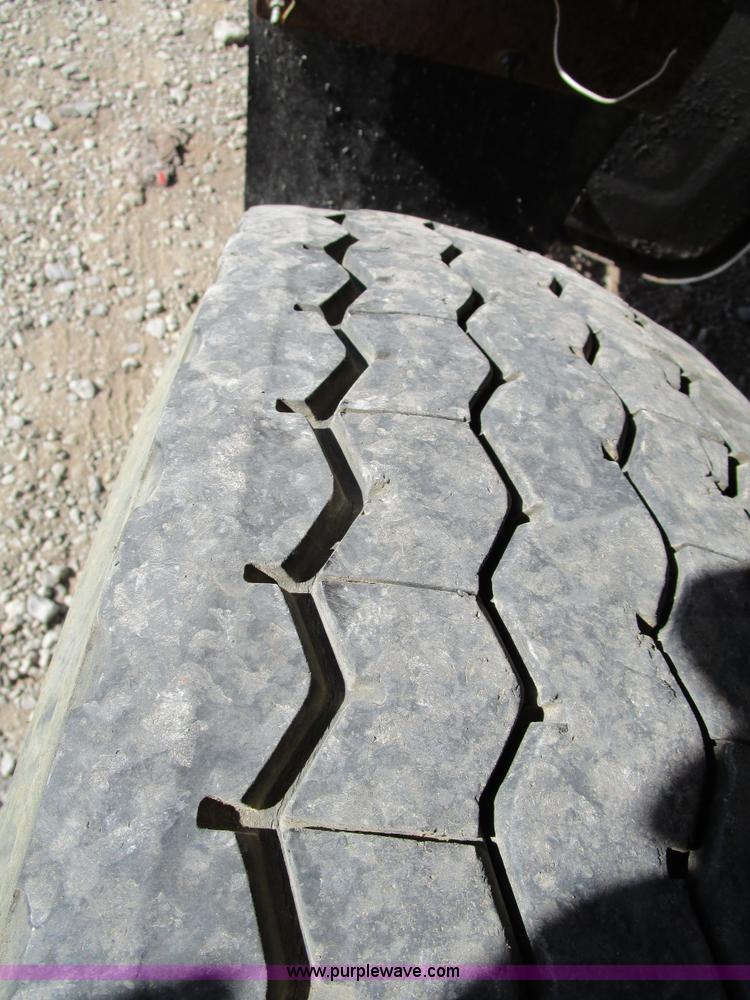 image for item H3433 1995 Ford L9000 truck cab and chassis