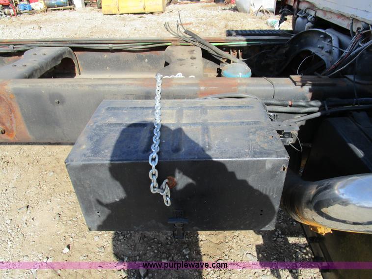 image for item H3433 1995 Ford L9000 truck cab and chassis