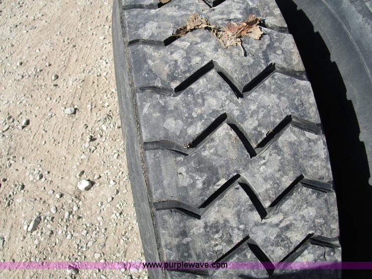 image for item H3433 1995 Ford L9000 truck cab and chassis