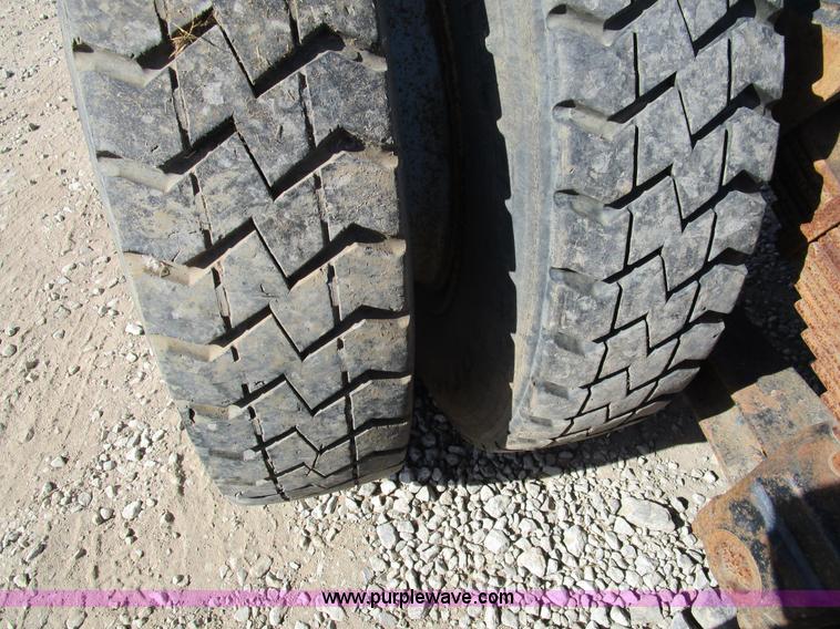 image for item H3433 1995 Ford L9000 truck cab and chassis