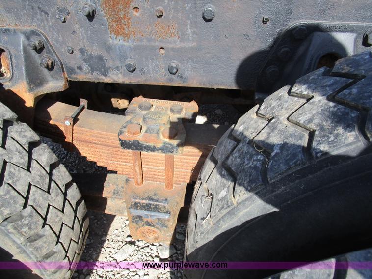 image for item H3433 1995 Ford L9000 truck cab and chassis