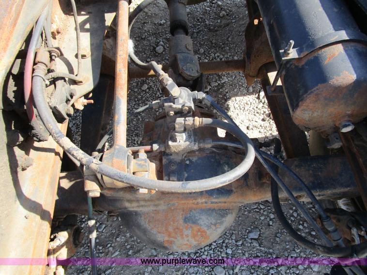 image for item H3433 1995 Ford L9000 truck cab and chassis