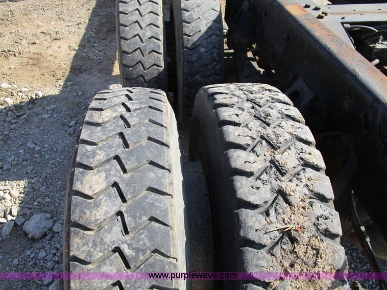 image for item H3433 1995 Ford L9000 truck cab and chassis