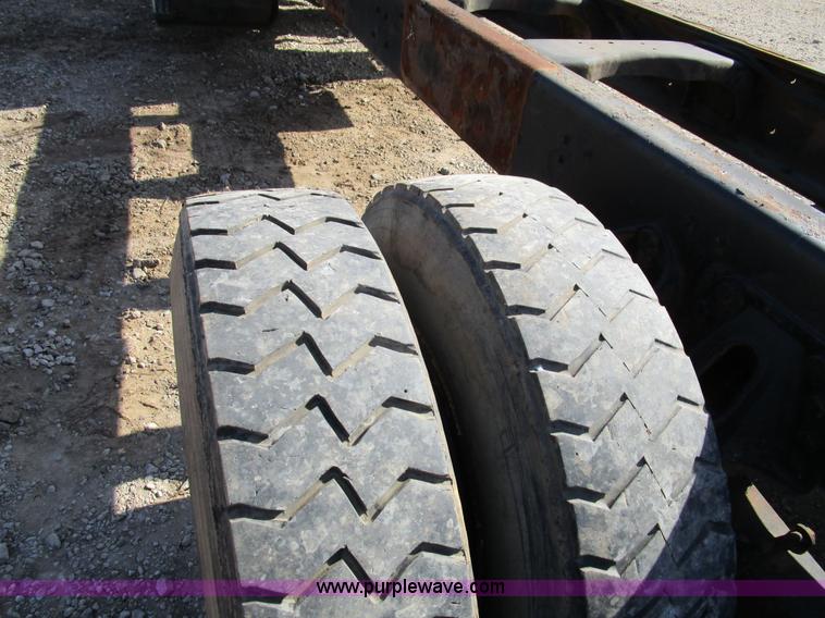 image for item H3433 1995 Ford L9000 truck cab and chassis