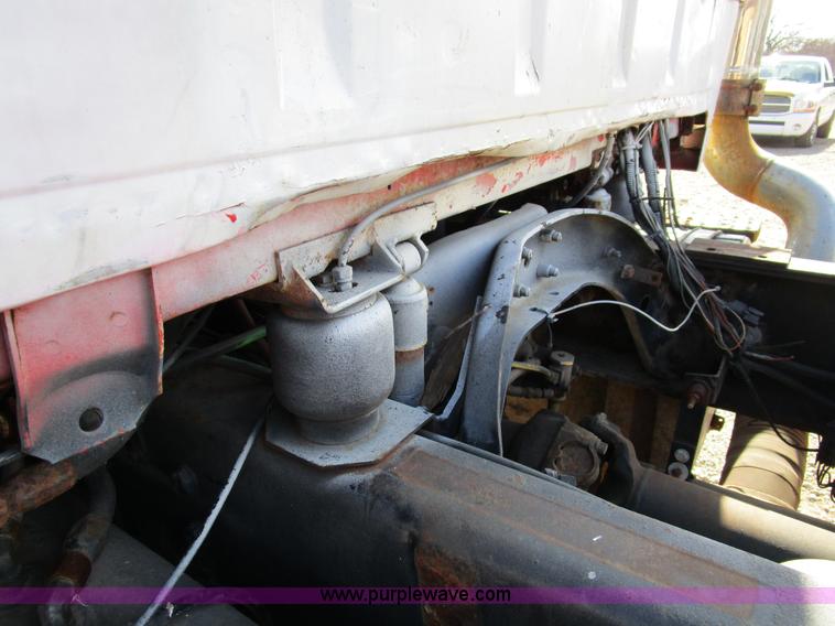 image for item H3433 1995 Ford L9000 truck cab and chassis