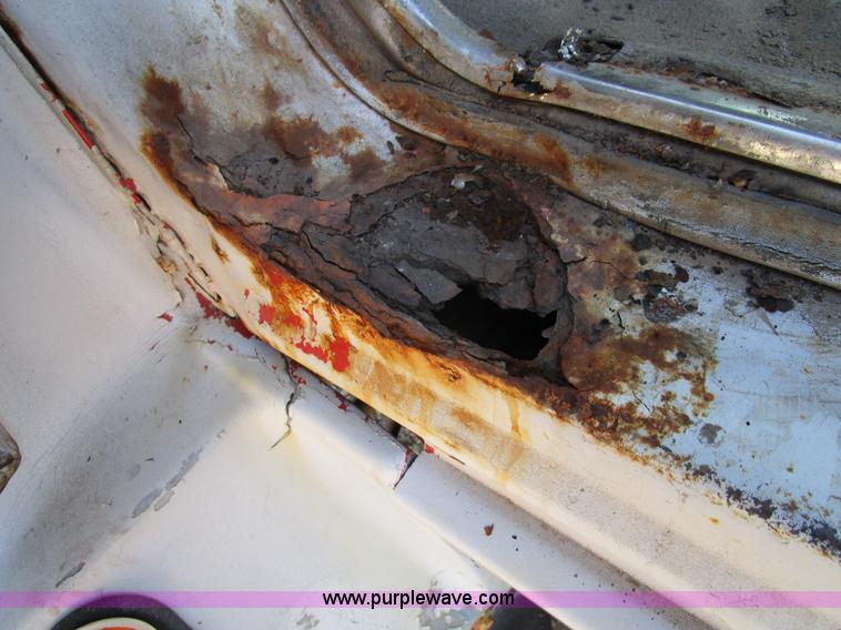 image for item H3433 1995 Ford L9000 truck cab and chassis