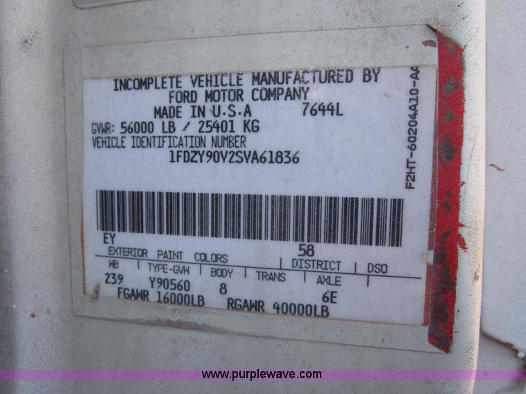 image for item H3433 1995 Ford L9000 truck cab and chassis