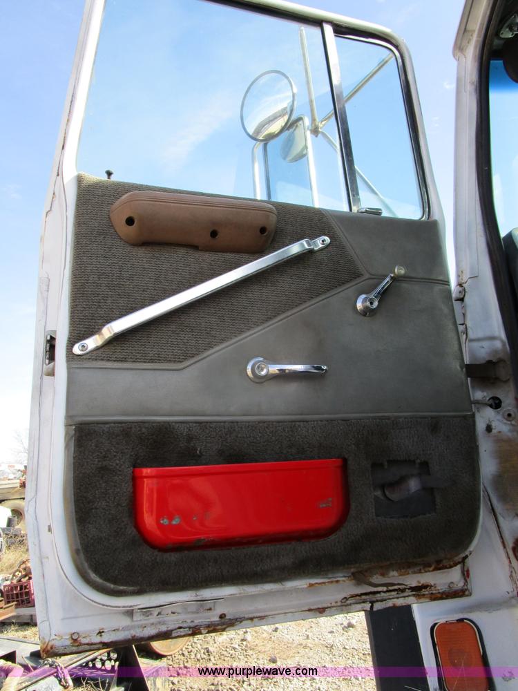 image for item H3433 1995 Ford L9000 truck cab and chassis