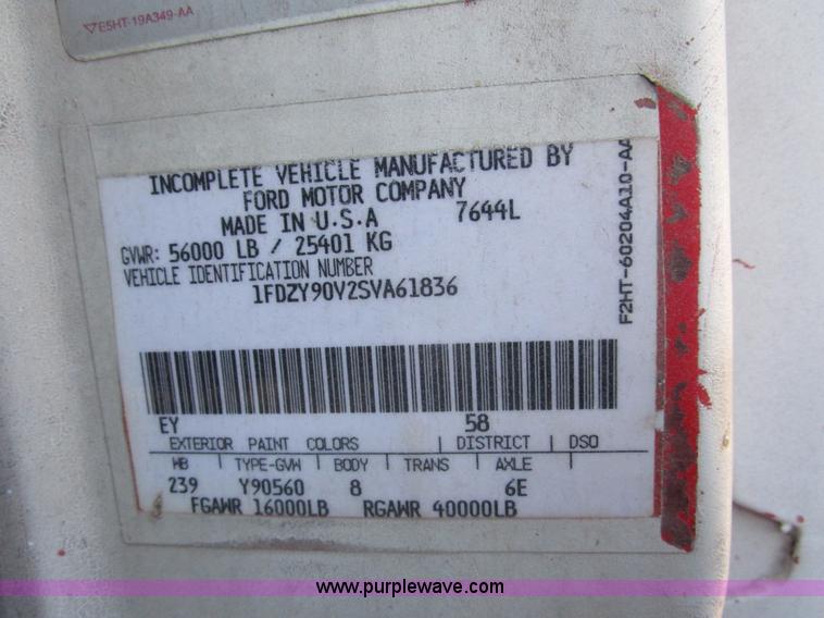 image for item H3433 1995 Ford L9000 truck cab and chassis