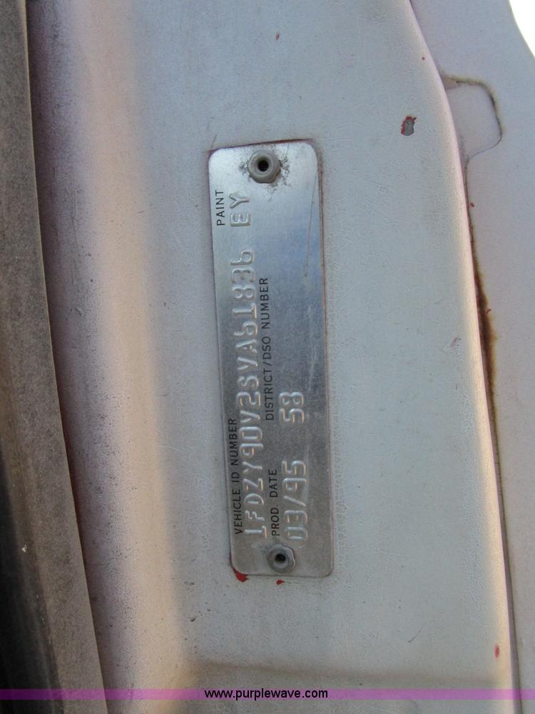 image for item H3433 1995 Ford L9000 truck cab and chassis