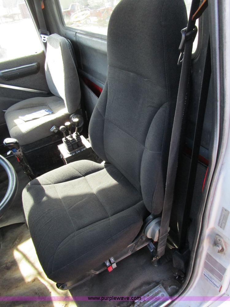 image for item H3433 1995 Ford L9000 truck cab and chassis