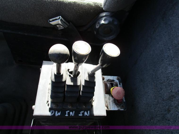 image for item H3433 1995 Ford L9000 truck cab and chassis