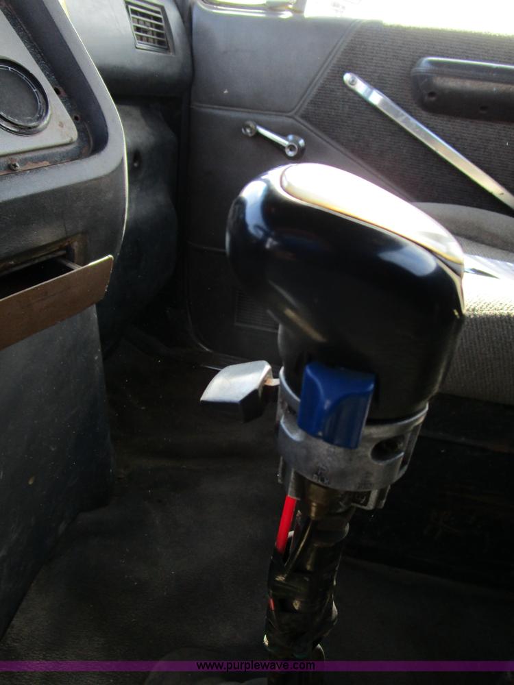 image for item H3433 1995 Ford L9000 truck cab and chassis