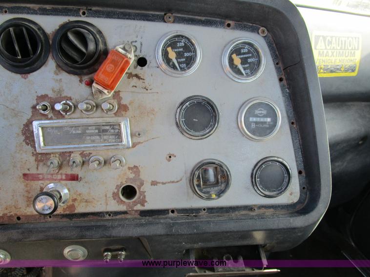 image for item H3433 1995 Ford L9000 truck cab and chassis