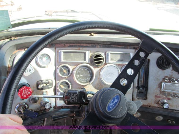 image for item H3433 1995 Ford L9000 truck cab and chassis