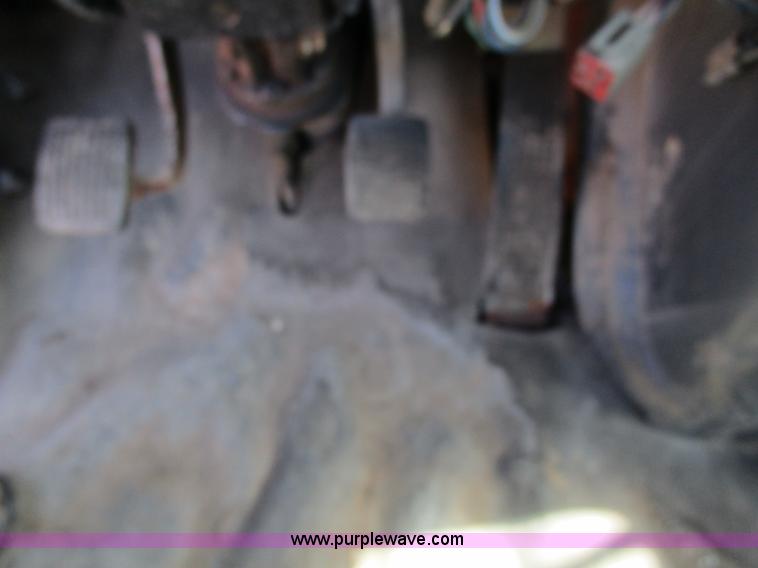 image for item H3433 1995 Ford L9000 truck cab and chassis