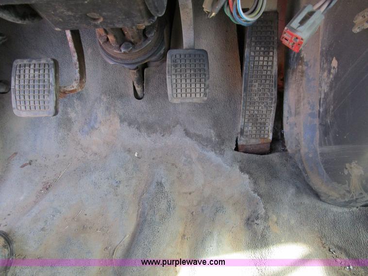 image for item H3433 1995 Ford L9000 truck cab and chassis