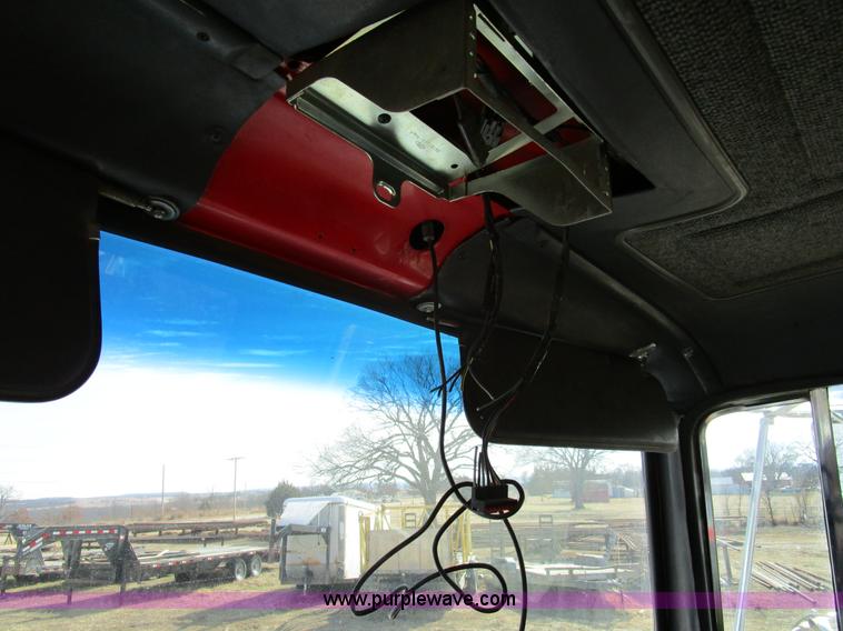 image for item H3433 1995 Ford L9000 truck cab and chassis