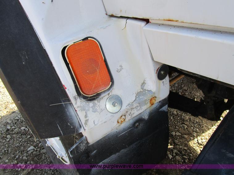 image for item H3433 1995 Ford L9000 truck cab and chassis