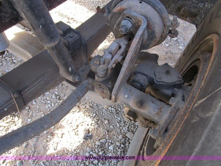 image for item H3433 1995 Ford L9000 truck cab and chassis