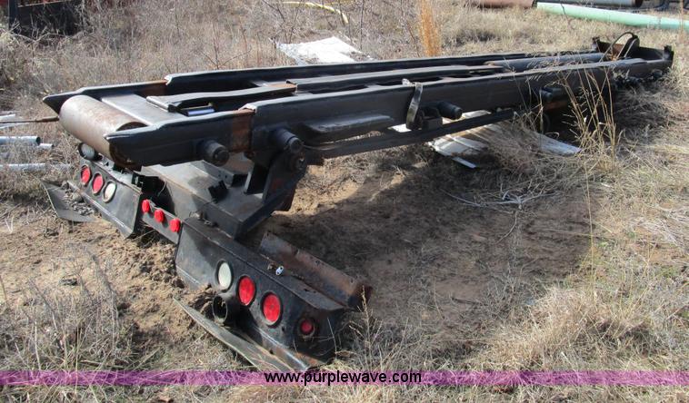 image for item H3433 1995 Ford L9000 truck cab and chassis