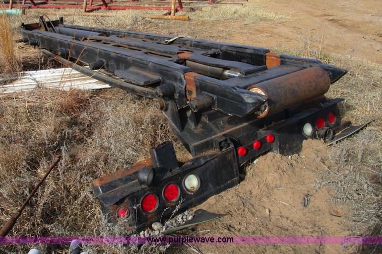 image for item H3433 1995 Ford L9000 truck cab and chassis