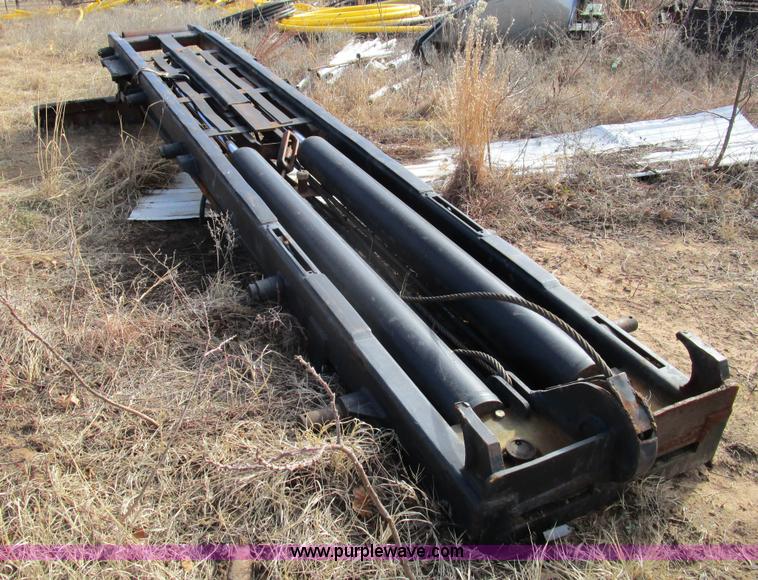 image for item H3433 1995 Ford L9000 truck cab and chassis