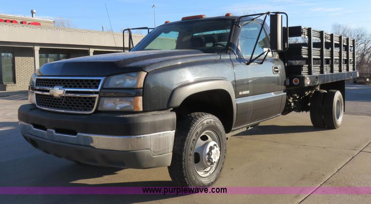 image for item I2408 2005 Chevrolet Silverado 3500 flatbed pickup truck